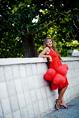 포토 JPG 해외이미지 나무 백인 1 응시 드레스 옷 공원 여자 행복 포즈 자연 발렌타인데이 사랑 한명 미소 웃음 사람 성인 야외 빨간색 초록색 여름 울타리 뷰티 기쁨 꿈 마음 풍선 유일 해외포토 서양인 식물 시선 계절 공공시설 감정 컬러 데이이벤트 표정 담장 생태계 파일형식 이미지허브