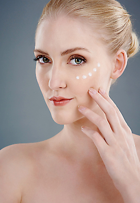 포토 JPG 해외이미지 모델 응시 여자 백그라운드 한명 손짓 상반신 성인 앞모습 뷰티 화장품 우아함 피부 성인여자한명만 카피스페이스 해외포토 1 시선 뷰포인트 컨셉 모션 사람 신체부위 공백 여자한명만 성인여자만 파일형식 이미지허브