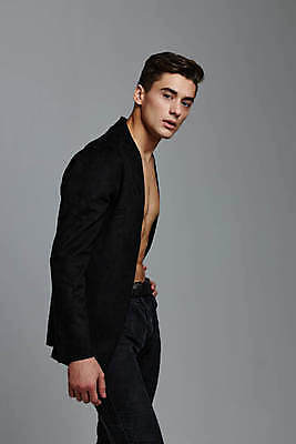 포토 JPG 해외이미지 백인 응시 남자 포즈 회색배경 실내 한명 정장 상반신 성인 옆모습 근육질 성인남자한명만 바디프로필 해외포토 서양인 1 시선 옷 뷰포인트 백그라운드 근육 사람 내부 헬스 회색 몸매 남자한명만 성인남자만 파일형식 이미지허브