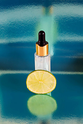 포토 JPG 해외이미지 템플릿 디자인 얼굴 백그라운드 컨셉 잎 신체 포장 자연 건강 그림자 사람없음 치료 파란색 뷰티 약 스파 화장품 공백 신선 마사지 액체 기름 컨테이너 약국 허브 피부 향수 유기농 아로마 광택 로션 아로마테라피 내추럴 고립 돌봄 바이오 에센스 피펫 미니멀 해외포토 식물 웰빙 산업 음식 컬러 의학 모션 실험기구 신체부위 생태계 테라피 파일형식 이미지허브