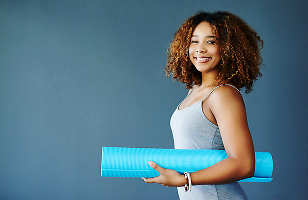 포토 JPG 해외이미지 여자 요가 실내 한명 미소 들기 상반신 20대 성인 옆모습 매트 파란배경 요가복 성인여자한명만 해외포토 1 웰빙 뷰포인트 백그라운드 모션 표정 사람 청년 내부 파란색 운동복 여자한명만 성인여자만 파일형식 이미지허브