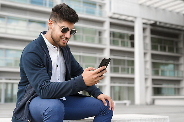포토 JPG 해외이미지 백인 모델 직업 라이프스타일 응시 남자 행복 인터넷 비즈니스 텍스트 통신 청소년 모바일 거리 한명 서기 미소 사람 성인 야외 스마트폰 핸드폰 타이핑 잡기 도시 비즈니스맨 자신감 메시지 연결 스마트 소셜미디어 카피스페이스 해외포토 서양인 1 시선 감정 컨셉 모션 표정 생활 전자제품 스마트기기 공백 직장인 파일형식 이미지허브