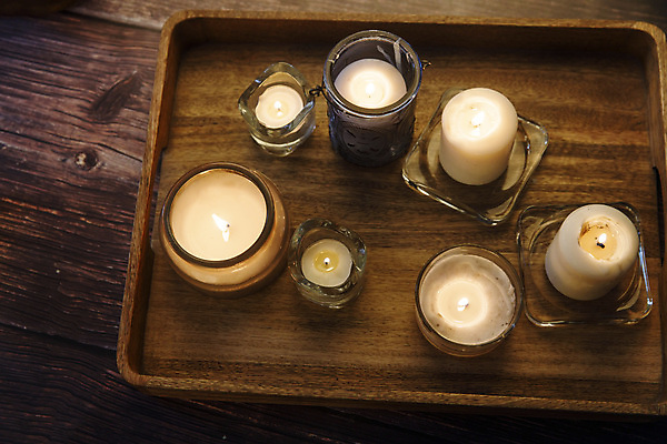 포토 JPG 해외이미지 초 불 실내 사람없음 하이앵글 오브젝트 나무쟁반 나무배경 해외포토 자연요소 뷰포인트 백그라운드 쟁반 내부 목재 파일형식 이미지허브