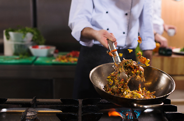 포토 JPG 해외이미지 남자 음식 실내 요리 한명 들기 상반신 성인 앞모습 주방 요리사 성인남자한명만 웍 해외포토 직업 1 뷰포인트 모션 주방용품 사람 내부 남자한명만 성인남자만 파일형식 이미지허브