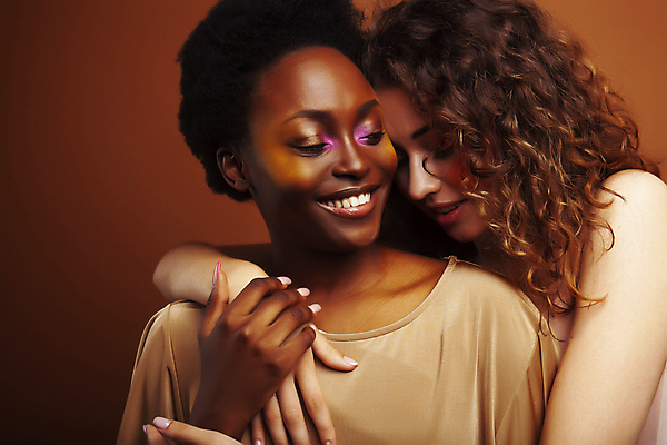 포토 JPG 해외이미지 백인 여자 행복 얼굴 백그라운드 2 갈색머리 함께함 사람 인종 두명 친구 금발 글로벌 뷰티 갈색 검은색 우정 흰색 그룹 선탠 피부 다문화 다인종 타입 다민족 내추럴 돌봄 진짜 해외포토 서양인 헤어스타일 감정 컬러 컨셉 관계 모션 신체부위 사회이슈 파일형식 이미지허브