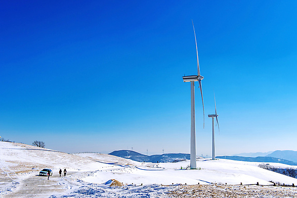 포토 JPG 해외이미지 식물 계절 산업 도로 겨울 자연 하늘 바람 한국 풍경 사람없음 야외 파란색 환경 맑음 힘 재활용 풍차 발전기 에너지 추위 흰색 시골 보호 교차로 생태계 타이어 트랙 세대 유지 건너기 생태학 공급 수평선 해외포토 자연요소 교육 아시아 길 컬러 컨셉 교통시설 모션 날씨 발전소 친환경 파일형식 이미지허브