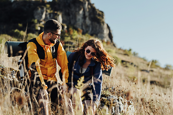 포토 JPG 해외이미지 백인 커플 행복 여행 2 배낭 관계 휴가 산 함께함 건강 야외 두명 친구 여행객 일몰 트래킹 하이킹 자유 저녁 언덕 오르기 주말 하이커 해외포토 서양인 감정 컨셉 가방 모션 레저 사람 노을 야간 파일형식 이미지허브