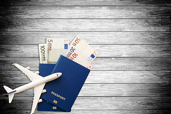 포토 JPG 해외이미지 여행 휴가 비행기 사람없음 하이앵글 유로 항공권 오브젝트 여행용품 여권 카피스페이스 나무배경 해외포토 뷰포인트 백그라운드 돈 항공교통 대중교통 공백 티켓 파일형식 이미지허브