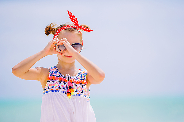 포토 JPG 해외이미지 주간 백인 라이프스타일 여자 수영복 어린이 바다 섬 여행 휴식 한명 상반신 야외 앞모습 여름휴가 바캉스 선글라스 몰디브 손하트 소녀한명만 해외포토 자연요소 서양인 1 옷 아시아 안경 뷰포인트 컨셉 휴가 사람 손짓 생활 여자한명만 소녀만 파일형식 여름_계절 이미지허브