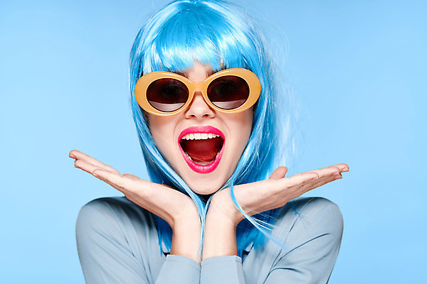 포토 JPG 해외이미지 여자 하늘색 입벌림 한명 상반신 성인 앞모습 선글라스 가발 꽃받침 성인여자한명만 힙스터 해외포토 1 패션 안경 뷰포인트 표정 사람 손짓 파란색 여자한명만 성인여자만 파일형식 이미지허브