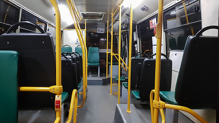 포토 JPG 해외이미지 여행 의자 창문 난간 교통시설 버스 실내 손잡이 앉기 사람없음 내부 노란색 상점 표현 도시 출퇴근 전차 승객 일반 줄서기 통근 안락 해외포토 육상교통 컬러 가구 교통 컨셉 비즈니스 모션 대중교통 시설 출근 파일형식 이미지허브