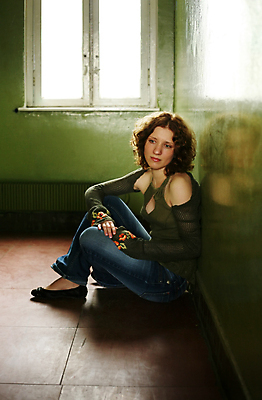 포토 JPG 해외이미지 벽 창문 한명 앉기 초록색 파마 순수 만족 코 내추럴 고립 해외포토 1 헤어스타일 감정 컬러 컨셉 모션 사람 신체부위 파일형식 이미지허브