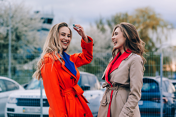 포토 JPG 해외이미지 백인 모델 라이프스타일 응시 옷 여자 포즈 오렌지 거리 야외 두명 청춘 컬러풀 금발 유행 봄 코트 가을 도시 화려 고급 우아함 내추럴 스타일 해외포토 서양인 헤어스타일 시선 계절 컬러 컨셉 과일 사람 생활 외투 파일형식 이미지허브