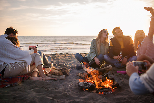 포토 JPG 해외이미지 주간 전신 손 커플 여자 남자 하늘 함께함 들기 앉기 여러명 상반신 성인 해변 야외 앞모습 옆모습 신체부위 친구 스마트폰 눕기 기댐 캠핑 셀프카메라 모닥불 성인만 해외포토 자연요소 바다 뷰포인트 다수 컨셉 관계 모션 불 레저 사람 핸드폰 스마트기기 사진촬영 파일형식 이미지허브