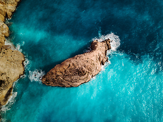 포토 JPG 해외이미지 파도 바다 섬 여행 자연 휴가 사람없음 하이앵글 맑음 지중해 그리스 암초 항공촬영 조감도 해외포토 유럽 뷰포인트 날씨 생태계 파일형식 이미지허브