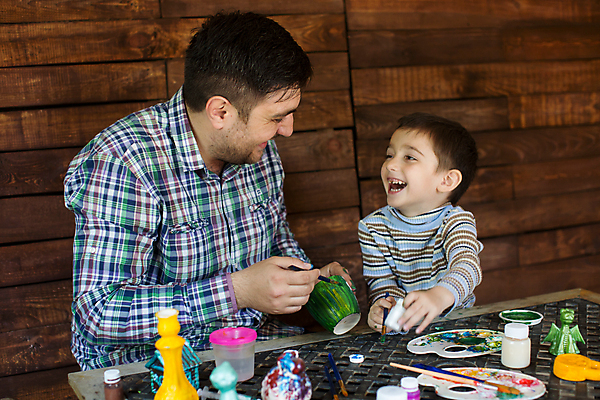포토 JPG 해외이미지 모양 교육 행복 아들 얼굴 어린이 가족 놀이 탁자 주택 함께함 실내 사랑 미술 미소 사람 앉기 소년 두명 목재 컬러풀 연필 꽃병 페인트 유치원 놀이방 방 머그컵 흰색 아기 아빠 그림 예술가 페인트붓 걸음마 해외포토 나무 남자 꽃 감정 컬러 가구 컨셉 재료 관계 모션 문화예술 학용품 표정 내부 건물 신체부위 컵 필기구 붓 파일형식 이미지허브