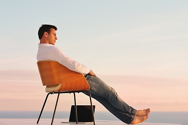 포토 JPG 해외이미지 전신 남자 의자 비즈니스 하늘 휴식 한명 앉기 성인 야외 옆모습 노트북 노을 자유 옥상 성인남자한명만 해외포토 자연요소 1 뷰포인트 가구 컨셉 모션 사람 전자제품 남자한명만 성인남자만 파일형식 이미지허브