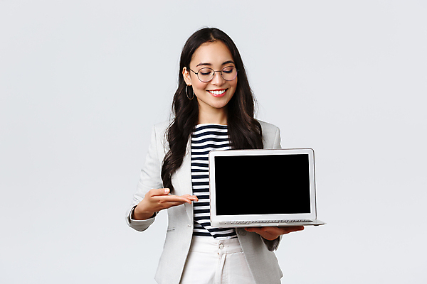 포토 JPG 해외이미지 여자 사업가 한명 들기 동양인 정장 상반신 성인 앞모습 노트북 비즈니스우먼 발표 우아함 중개인 보여주기 성인여자한명만 안경낌 해외포토 직업 1 옷 안경 뷰포인트 컨셉 비즈니스 모션 사람 인종 전자제품 직장인 여자한명만 성인여자만 파일형식 이미지허브