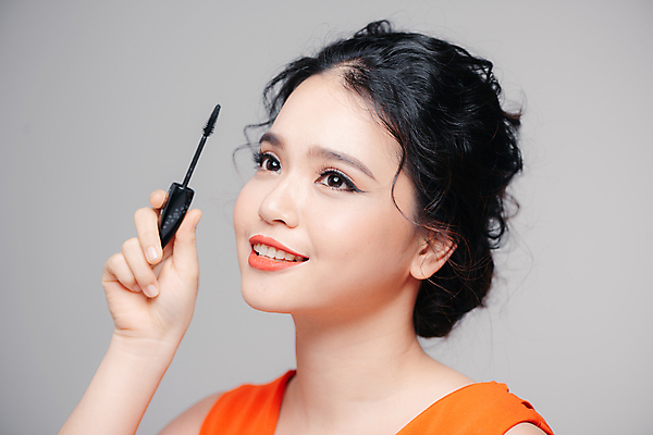 포토 JPG 해외이미지 응시 여자 실내 한명 들기 동양인 상반신 성인 앞모습 화장 뷰티 마스카라 성인여자한명만 해외포토 1 시선 뷰포인트 모션 사람 인종 내부 화장품 여자한명만 성인여자만 파일형식 이미지허브