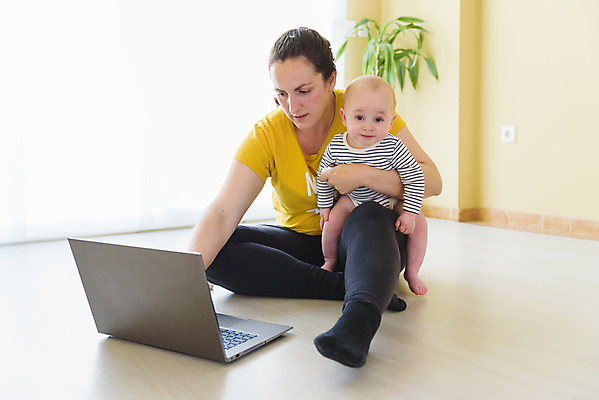 포토 JPG 해외이미지 라이프스타일 여자 딸 행복 어린이 스포츠 포즈 신체 장난 요가 가족 관계 엄마 바닥 주택 함께함 실내 건강 사랑 미소 성인 내부 두명 운동 스트레칭 화목 힘 활발 기쁨 에너지 매트 흰색 아기 가르침 집중 땀 위치 에어로빅 해외포토 웰빙 교육 감정 컬러 컨셉 표정 사람 건물 생활 춤 파일형식 이미지허브