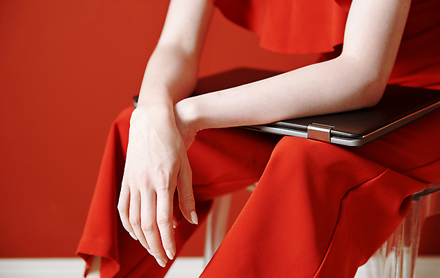 포토 JPG 해외이미지 백인 직업 학생 라이프스타일 여자 교육 벽 인터넷 의자 비즈니스 사업가 통신 청소년 실내 한명 사람 앉기 20대 신체부위 가로 빨간색 노트북 사무실 유행 글로벌비즈니스 작업 비즈니스우먼 무선전화기 심플 예복 전자상거래 프리랜서 스타일 카피스페이스 해외포토 서양인 1 옷 컬러 가구 모션 청년 내부 생활 전자제품 글로벌 공백 직장인 전화기 파일형식 이미지허브