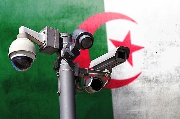 포토 JPG 해외이미지 거리 경비 안전 사람없음 카메라 텔레비전 장비 깃발 도시 경찰 보호 큼 순환 보안 전자 감시 시스템 동영상 캠코더 고립 블러 사생활 알제리 전국 제어 해외포토 직업 컨셉 모션 아프리카 전자제품 크기 파일형식 이미지허브