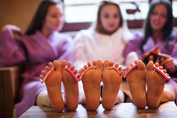 포토 JPG 해외이미지 전신 여자 발 함께함 앉기 성인 세명 친구 소파 뷰티 파티 스파 목욕가운 받침대 성인여자만 해외포토 컨셉 의자 관계 모션 사람 이벤트 신체부위 가운 여자만 성인만 파일형식 이미지허브