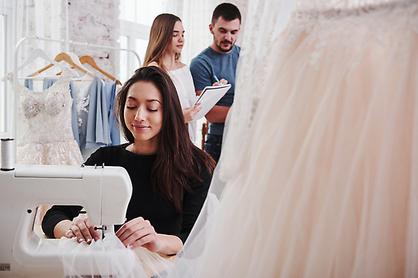 포토 JPG 해외이미지 서양인 드레스 여자 남자 실내 들기 상반신 성인 앞모습 옆모습 세명 옷걸이 바느질 패션디자이너 재봉틀 성인만 해외포토 외국인 옷 뷰포인트 모션 사람 내부 디자이너 파일형식 이미지허브