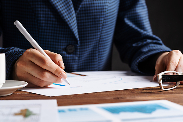 포토 JPG 해외이미지 손 여자 종이 비즈니스 실내 한명 들기 상반신 성인 앞모습 펜 기록 소프트포커스 성인여자한명만 해외포토 1 뷰포인트 모션 촬영기법 사람 내부 신체부위 필기구 여자한명만 성인여자만 파일형식 이미지허브