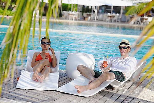 포토 JPG 해외이미지 주간 전신 라이프스타일 커플 여자 남자 음료 데이트 휴식 나뭇잎 수영장 사랑 들기 성인 야외 두명 앞모습 여름 눕기 소프트포커스 선베드 성인만 해외포토 자연요소 계절 감정 뷰포인트 컨셉 잎 의자 관계 모션 촬영기법 사람 생활 파일형식 이미지허브