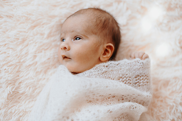 포토 JPG 해외이미지 응시 실내 한명 상반신 옆모습 눕기 아기 신생아 감싸기 해외포토 1 시선 뷰포인트 모션 사람 내부 파일형식 이미지허브