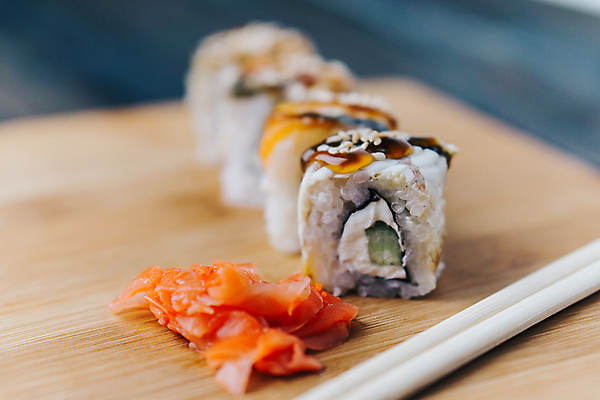 포토 JPG 해외이미지 젓가락 사람없음 아웃포커스 롤스시 생강초절임 일본음식 해외포토 음식 촬영기법 수저 초밥 절임 파일형식 이미지허브