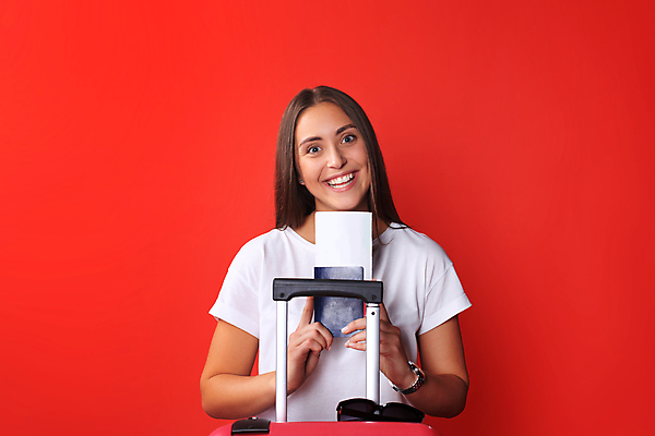 포토 JPG 해외이미지 여자 실내 한명 들기 상반신 성인 앞모습 여행객 캐리어 빨간배경 성인여자한명만 해외포토 1 뷰포인트 백그라운드 모션 사람 내부 빨간색 여행가방 여자한명만 성인여자만 파일형식 이미지허브