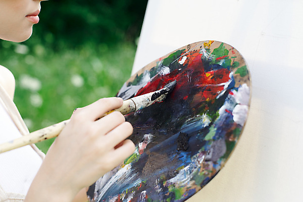 포토 JPG 해외이미지 손 여자 미술 한명 들기 상반신 성인 야외 옆모습 아웃포커스 신체부위 잡기 붓 팔레트 이젤 그림 예술가 캔버스 화가 성인여자한명만 해외포토 직업 1 뷰포인트 모션 문화예술 촬영기법 사람 미술도구 여자한명만 성인여자만 파일형식 이미지허브