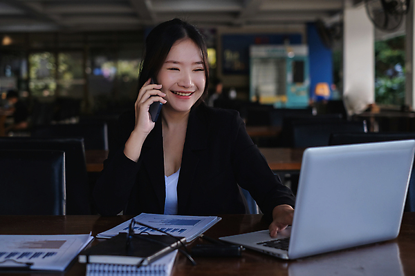 포토 JPG 해외이미지 응시 여자 회사 실내 한명 미소 들기 동양인 상반신 성인 앞모습 노트북 스마트폰 비즈니스우먼 통화 성인여자한명만 해외포토 1 시선 뷰포인트 비즈니스 모션 표정 사람 인종 내부 전자제품 핸드폰 스마트기기 직장인 여자한명만 성인여자만 파일형식 이미지허브