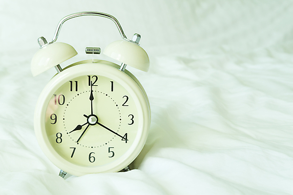 포토 JPG 해외이미지 라이프스타일 손 여자 시계 백그라운드 컨셉 베개 호텔 아침 휴식 주택 건강 사람 성인 사람없음 내부 침실 꿈 방 종 흰색 침대 시간 잠 손목시계 속도 공포 분 옛날 조언 해외포토 주간 컬러 가구 장신구 침구 숙소 건물 생활 신체부위 파일형식 이미지허브