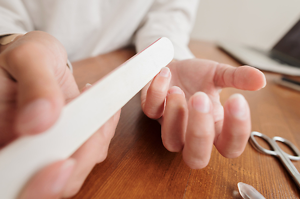 포토 JPG 해외이미지 손 여자 한명 앉기 상반신 성인 뷰티 손톱관리 손톱 피부 사포 성인여자한명만 해외포토 1 모션 사람 신체부위 네일아트 여자한명만 성인여자만 파일형식 이미지허브