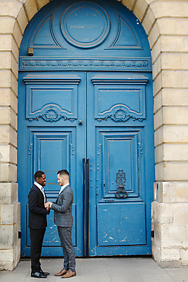 포토 JPG 해외이미지 백인 모델 라이프스타일 커플 옷 남자 행복 포즈 백그라운드 셔츠 2 관계 성공 나비넥타이 거리 사랑 사람 정장 성인 야외 두명 유행 문 손잡기 검은색 회색 코트 도시 클래식 우아함 동성애자 스타일 성소수자 해외포토 서양인 감정 컬러 컨셉 상의 모션 넥타이 생활 외투 파일형식 이미지허브