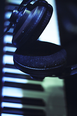 포토 JPG 해외이미지 음악 이어폰 백그라운드 노래 놀이 열쇠 한명 검은색 쪽지 헤드폰 화목 소리 콘서트 공연 음악가 장비 흰색 기구 키보드 피아노 오디오 멜로디 뮤지컬 작곡가 해외포토 직업 1 컬러 음향기기 컨셉 문화예술 사람 이벤트 전자제품 건반악기 파일형식 이미지허브