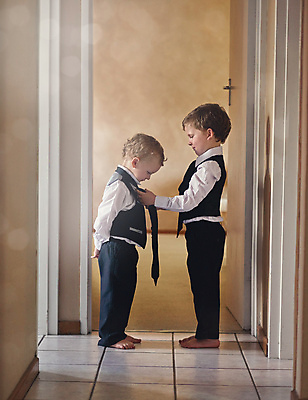 포토 JPG 해외이미지 전신 남자 어린이 함께함 실내 정장 소년 두명 옆모습 친구 마주보기 우정 복도 매기 소년만 해외포토 옷 뷰포인트 컨셉 관계 모션 사람 내부 남자만 어린이만 파일형식 이미지허브
