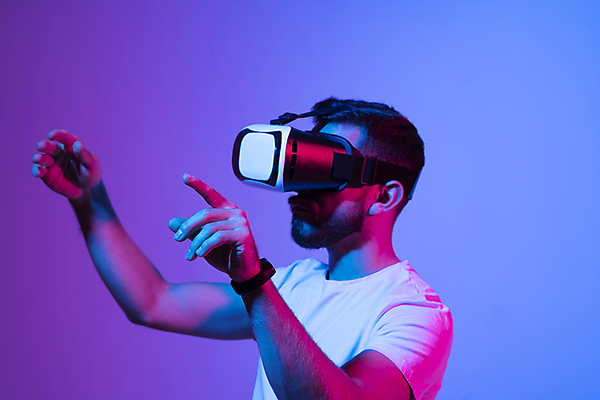 포토 JPG 해외이미지 남자 한명 손짓 상반신 성인 옆모습 손들기 가리킴 스마트 하이테크 착용 웨어러블 가상현실 성인남자한명만 오큘러스 VR기기 해외포토 1 뷰포인트 컨셉 모션 기술 사람 기계 남자한명만 성인남자만 파일형식 이미지허브