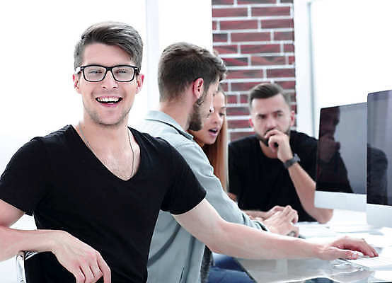 포토 JPG 해외이미지 백인 직업 응시 남자 행복 안경 백그라운드 컨셉 의자 비즈니스 탁자 성공 노동자 직장 실내 미소 사람 앉기 여러명 성인 노트북 컴퓨터 사무실 스크린 공책 방 업무 작업 비즈니스맨 연결 스마트 책상 경영자 경영 프로젝트 해외포토 서양인 시선 잡화 감정 가구 다수 회사 모션 문구용품 표정 내부 전자제품 직장인 리더 파일형식 이미지허브