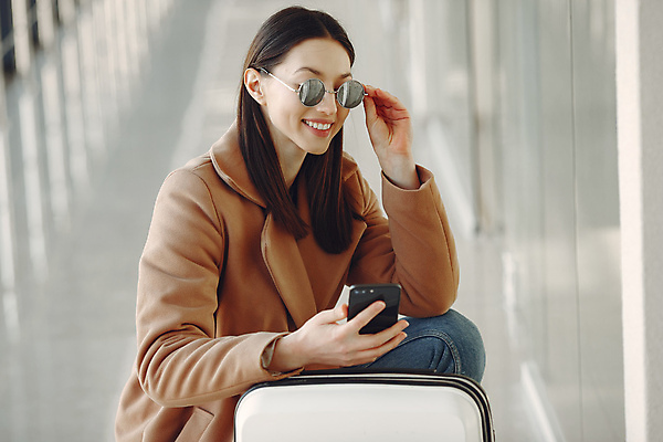 포토 JPG 해외이미지 백인 모델 1 여자 여행 가방 비즈니스 창문 모바일 휴가 갈색머리 실내 한명 사람 성인 스마트폰 선글라스 갈색 여행객 우주 여행가방 핸드백 코트 짐 비즈니스맨 비즈니스우먼 홀 기다림 역 공항 도착 항공 출발 승객 수하물 터미널 혼자 해외포토 서양인 헤어스타일 잡화 남자 안경 컬러 컨셉 교통시설 모션 내부 핸드폰 스마트기기 외투 공간 직장인 파일형식 이미지허브