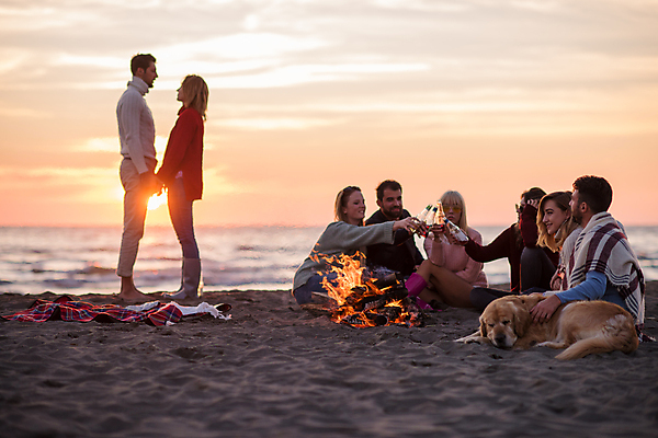포토 JPG 해외이미지 전신 한마리 커플 여자 남자 함께함 들기 앉기 여러명 성인 해변 야외 앞모습 옆모습 친구 마주보기 캠핑 강아지 야간 모닥불 건배 음료수병 성인만 해외포토 자연요소 1 바다 뷰포인트 다수 컨셉 관계 모션 불 레저 사람 반려동물 개 병_담는 파일형식 이미지허브