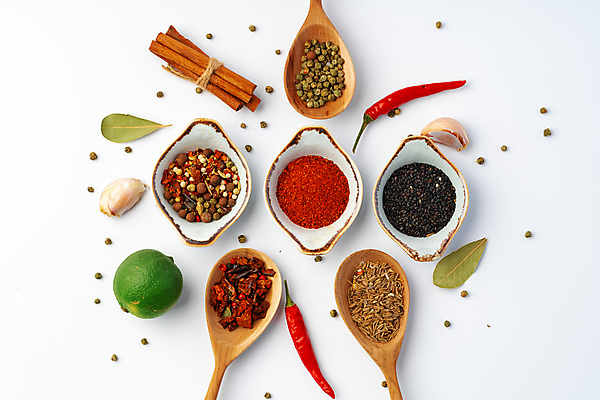 포토 JPG 해외이미지 식재료 실내 마늘 사람없음 다양 향신료 흰배경 홍고추 라임 나무숟가락 고춧가루 시나몬스틱 월계수 해외포토 다수 백그라운드 채소 과일 고추 내부 숟가락 흰색 가루 시나몬 향미료 파일형식 이미지허브