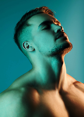 포토 JPG 해외이미지 백인 남자 실내 한명 상반신 20대 성인 옆모습 눈감음 파란배경 근육질 성인남자한명만 해외포토 서양인 1 뷰포인트 백그라운드 모션 근육 사람 청년 내부 파란색 몸매 남자한명만 성인남자만 파일형식 이미지허브