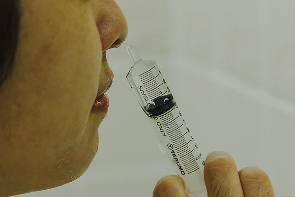 포토 JPG 해외이미지 전신 라이프스타일 손 여자 의료기기 태국 탈의 실내 주사기 사람 성인 사람없음 두명 신체부위 가로 물 인테리어 컬러풀 약 건강관리 젖음 욕실 잡기 청소 방콕 걸음마 천진난만 해외포토 자연요소 디자인 아시아 컬러 컨셉 의학 모션 건강 관리 내부 생활 파일형식 이미지허브