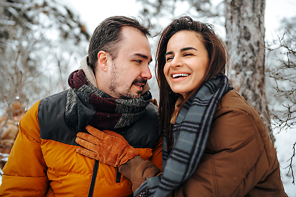 포토 JPG 해외이미지 주간 커플 여자 남자 행복 겨울 웃음 상반신 성인 야외 두명 앞모습 옆모습 겨울옷 성인만 해외포토 자연요소 옷 계절 감정 뷰포인트 관계 표정 사람 파일형식 이미지허브