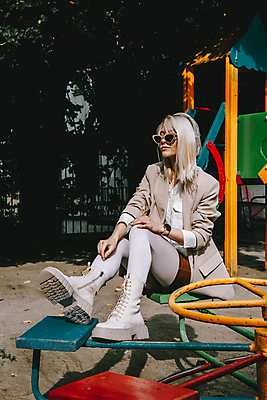 포토 JPG 해외이미지 백인 라이프스타일 여자 행복 감정 얼굴 음악 인터넷 노래 휴식 거리 부츠 한명 사람 야외 스마트폰 금발 선글라스 뷰티 유행 헤드폰 듣기 표현 무선전화기 스타일 힙스터 해외포토 서양인 1 헤어스타일 패션 안경 음향기기 신발 컨셉 모션 문화예술 생활 신체부위 핸드폰 스마트기기 전화기 파일형식 이미지허브