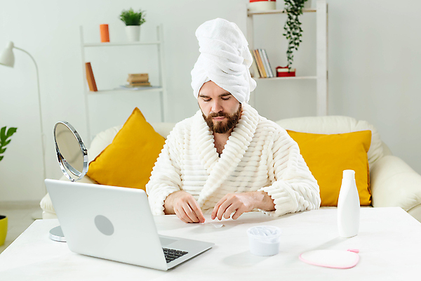 포토 JPG 해외이미지 남자 쿠션 수염 한명 상반신 성인 노트북 소파 수건 뷰티 거울 목욕가운 집중 스킨케어 수분크림 성인남자한명만 해외포토 1 컨셉 의자 사람 전자제품 위생용품 화장품 가운 남자한명만 성인남자만 파일형식 이미지허브